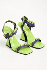 Sandały damskie VERSACE JEANS COUTURE. Sandały damskie Versace Jeans Couture, bez wzorów, z jeansu, bez obcasa, bez zapięcia. W wyprzedaży za 554.95 zł.