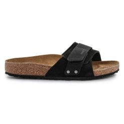 Klapki Birkenstock Oita 1024200 czarne. Czarne klapki damskie bez wzorów, z gumy, bez obcasa, bez zapięcia. Za 692.72 zł.