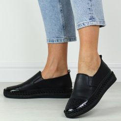 Czarne skórzane półbuty damskie S.Barski 370. Czarne półbuty damskie S.BARSKI, na jesień, bez wzorów, ze skóry, bez obcasa, bez zapięcia. Za 229.00 zł.