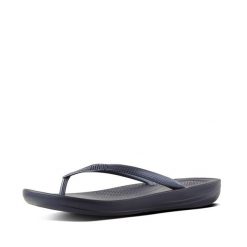 Klapki damskie FitFlop Iqushion Ergonomic TPU. Czarne klapki damskie Flip Flop, bez wzorów, bez obcasa, bez zapięcia. Za 149.05 zł.