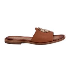 Zazoo 2938 Skórzane Klapki Na Płaskim Obcasie Z Ozdobą Camel brązowe. Brązowe klapki damskie z aplikacjami, ze skóry, bez obcasa, na płaskiej podeszwie, bez zapięcia. Za 410.07 zł.