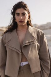 Krótka marynarka z lnem w kolorze TAUPE - LUKSOR -S/M. Brązowe marynarki i żakiety damskie Marsala, m, bez wzorów, ze lnu, eleganckie. W wyprzedaży za 92.48 zł.