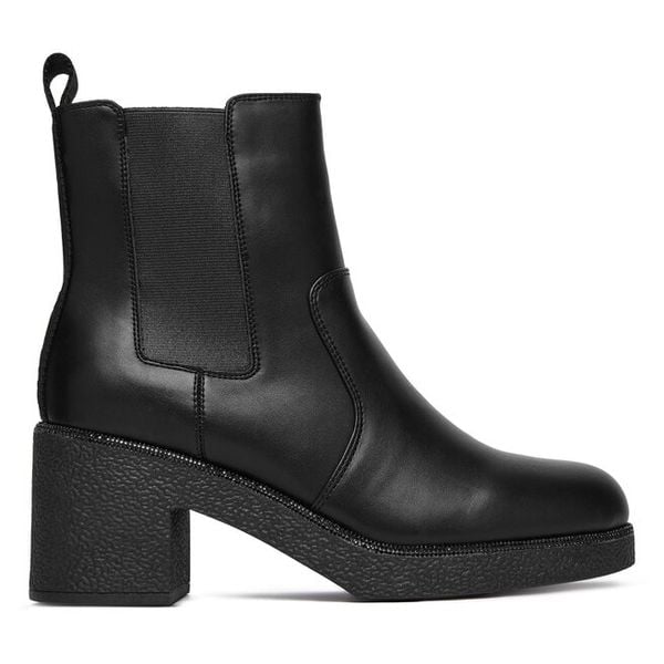 Botki DKNY. Czarne botki damskie DKNY, bez obcasa, na słupku, bez zapięcia. Za 879.99 zł.