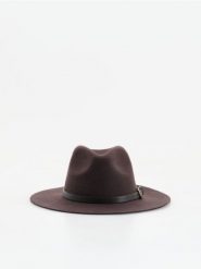 Wełniany kapelusz - ciemnobrązowy. Brązowe kapelusze damskie Reserved, bez wzorów, z wełny. Za 119.99 zł.