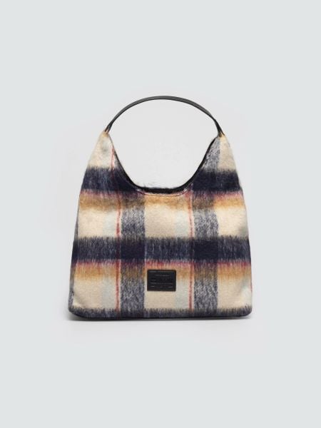 Torebka hobo z tkaniny w kratę brązowa OO574143 803. Brązowe torebki klasyczne damskie Big Star, z tkaniny, bez dodatków. W wyprzedaży za 159.99 zł.