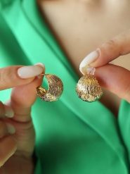 L'Atelier de Gaia Pozłacane kolczyki-wkrętki rozmiar: onesize. Żółte kolczyki damskie L'Atelier de Gaia, pozłacane. Za 84.21 zł.