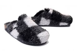 DR. BRINKMANN 320056-09 anthrazit, klapki profilaktyczne damskie. Szare klapki damskie Dr. Brinkmann, bez wzorów, bez obcasa, bez zapięcia. Za 249.90 zł.