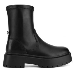 Botki DeeZee. Czarne botki damskie DeeZee, bez obcasa, na płaskiej podeszwie, bez zapięcia. Za 179.99 zł.