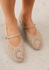 Ciemnobeżowe Siateczkowe Balerinki Boho z Paskiem z Klamerką Zdobione Plecionką Calironei. Brązowe balerinki damskie Born2be, z aplikacjami, z jeansu. Za 89.99 zł.