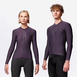 Koszulka rowerowa szosowa Van Rysel Racer 2 długi rękaw. Fioletowe koszulki damskie VAN RYSEL, s, bez wzorów, z elastanu, bez kołnierzyka, bez ramiączek. W wyprzedaży za 129.99 zł.