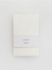 Koronkowe rajstopy - biały. Białe rajstopy Reserved, bez wzorów, z koronki. Za 39.99 zł.