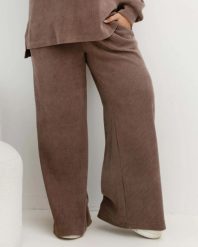 Oversizowe prążkowane spodnie Good Day Ahead na gumce z kieszeniami w kolorze taupe/chłodna mokka Plus Size Oversize. Białe spodnie dresowe damskie Moda Size Plus Iwanek, bez wzorów, z dresówki, długie. Za 199.90 zł.