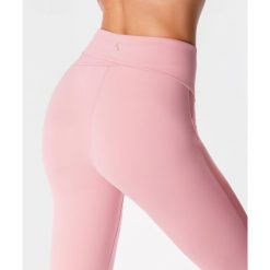 Legginsy sportowe dla kobiet z kopertowym tyłem Carpatree Balletcore. Czerwone legginsy sportowe damskie Carpatree, bez wzorów, z podwyższonym stanem, na fitness i siłownię. W wyprzedaży za 186.99 zł.