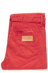 SPODNIE WRANGLER DAMSKIE CROPPED STRAIGHT RED W229DM23K. Czerwone spodnie materiałowe damskie Wrangler, bez wzorów, z materiału. W wyprzedaży za 79.99 zł.