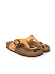 Geox Klapki "Brionia" | D15LSB00043 | Kobieta | Żółty. Żółte klapki damskie Geox, bez wzorów, ze skóry, z okrągłym noskiem, bez obcasa, bez zapięcia. W wyprzedaży za 199.00 zł.