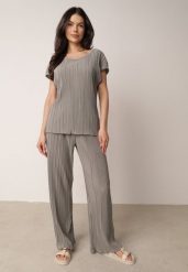 Szare Szerokie Spodnie z Wysokim Stanem ze Zwiewnej Tkaniny z Plisami Galiris. Szare spodnie materiałowe damskie Born2be, bez wzorów, z jeansu, długie. Za 59.99 zł.