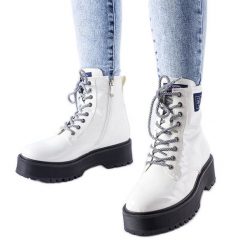 Białe workery Lee Cooper LCJ-21-47-0666LB. Białe botki damskie na jesień, z lakierowanej skóry, eleganckie, za kostkę, bez obcasa, na obcasie, bez zapięcia. Za 268.94 zł.