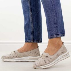 Beżowe ażurowe skórzane półbuty damskie S.Barski 7044. Brązowe półbuty damskie S.BARSKI, na jesień, w ażurowe wzory, z jeansu, bez obcasa, na płaskiej podeszwie, bez zapięcia. Za 249.00 zł.