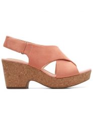 Clarks Skórzane sandały w kolorze jasnoróżowym na obcasie rozmiar: 41. Różowe sandały damskie Clarks, bez wzorów, ze skóry, z otwartym noskiem, bez obcasa, na koturnie, bez zapięcia. Za 215.21 zł.