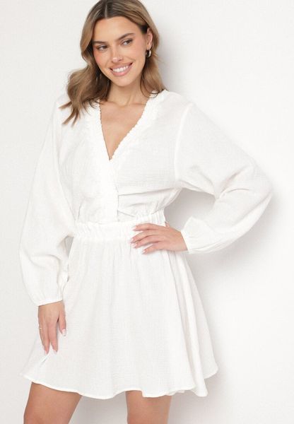 Biała Sukienka Rozkloszowana z Bawełny z Dekoltem V Sallorea. Białe sukienki damskie Born2be, bez wzorów, z bawełny, eleganckie, bez ramiączek. Za 139.99 zł.