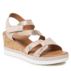 Sandały Clara Barson. Czerwone sandały damskie Clara Barson, bez wzorów, bez obcasa, na koturnie, bez zapięcia. Za 119.99 zł.