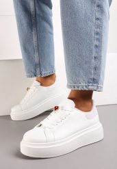 Białe Sneakersy na Grubej Podeszwie z Brokatem i Ozdobną Zawieszką Tyrine. Białe obuwie sportowe damskie Born2be, z materiału, bez zapięcia. Za 84.99 zł.