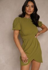 Jasnozielona Sukienka o Dopasowanym Kroju z Marszczeniem Redorielle. Zielone sukienki damskie Renee, bez wzorów, eleganckie, bez ramiączek. W wyprzedaży za 83.99 zł.