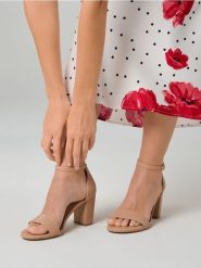 Sandały na słupku ze skórzaną wkładką - beżowy. Brązowe sandały damskie Sinsay, bez wzorów, bez obcasa, na słupku, bez zapięcia. Za 69.99 zł.