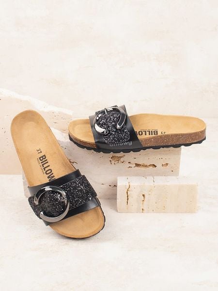 Billowy Klapki w kolorze czarnym rozmiar: 39. Czarne klapki damskie Billowy, bez wzorów, z otwartym noskiem, bez obcasa, bez zapięcia. Za 100.75 zł.