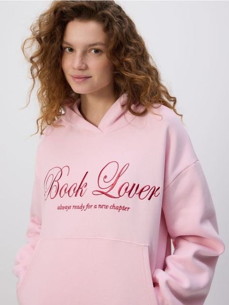 Bluza z haftowanym napisem - pastelowy róż. Czerwone bluzy damskie Reserved, l, bez wzorów, z bawełny, bez kaptura. Za 119.99 zł.