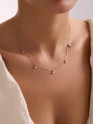 Lodie Silver Srebrny naszyjnik z elementami ozdobnymi - dł. 42 cm rozmiar: onesize. Różowe naszyjniki damskie Lodie Silver, z akwamarynem, srebrne. Za 113.99 zł.