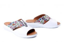 COMFORTABEL 700931-03 weiss, klapki damskie. Białe klapki damskie Comfortabel, bez wzorów, ze skóry, bez obcasa, na koturnie, bez zapięcia. Za 246.42 zł.