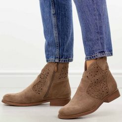 Coffee zamszowe ażurowe botki damskie S.Barski 8026. Botki damskie S.BARSKI, na jesień, z jeansu, eleganckie, z okrągłym noskiem, bez obcasa, na płaskiej podeszwie, bez zapięcia. Za 229.00 zł.