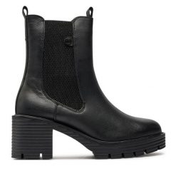Botki Refresh. Czarne botki damskie Refresh, bez obcasa, na słupku, bez zapięcia. Za 289.99 zł.