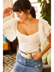 Olalook Bluzka w kolorze białym rozmiar: M. Białe bluzki damskie Olalook, m, bez wzorów, z tiulu, bez kołnierzyka, bez ramiączek. Za 56.53 zł.