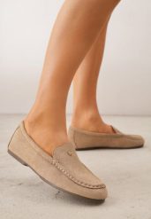 Beżowe Mokasyny VICES ze Skórzaną Wkładką i Metalową Ozdobą Aquilin. Brązowe mokasyny damskie Born2be, z materiału, z okrągłym noskiem, bez obcasa. Za 89.99 zł.