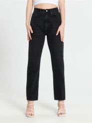 Jeansy mom - czarny. Czarne jeansy damskie Sinsay. W wyprzedaży za 29.99 zł.