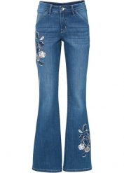 Dżinsy dzwony z kwiatowym haftem. Niebieskie jeansy damskie bonprix. Za 144.99 zł.