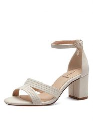 S.Oliver Sandały w kolorze kremowym na obcasie rozmiar: 39. Brązowe sandały damskie S.Oliver, bez wzorów, z otwartym noskiem, bez obcasa, na koturnie, bez zapięcia. Za 123.53 zł.