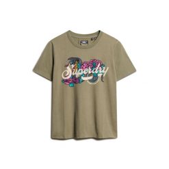 Damska koszulka na co dzień Superdry Tattoo Script. Zielone bluzki damskie Superdry, bez wzorów, bez kołnierzyka, bez ramiączek. W wyprzedaży za 130.00 zł.