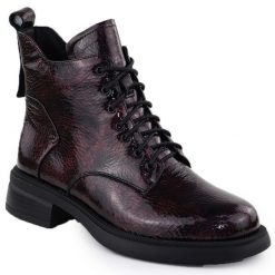 Skórzane botki lakierowane bordowe S.Barski Premium Collection LZ52-954. Czerwone botki damskie S.BARSKI, z lakierowanej skóry, eleganckie, bez obcasa, bez zapięcia. Za 319.99 zł.