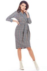 Elegancka kopertowa sukienka w kratę z kołnierzem granat. Sukienki damskie Awama, bez wzorów, z dzianiny, biznesowe, bez ramiączek. Za 419.00 zł.