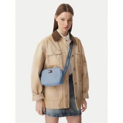 Torebka Tommy Jeans. Niebieskie listonoszki damskie Tommy Jeans, bez wzorów, z jeansu, bez dodatków. Za 289.99 zł.