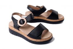 COMFORTABEL 710207-01 schwarz, sandały damskie. Czarne sandały damskie Comfortabel, bez wzorów, bez obcasa, na koturnie, bez zapięcia. Za 230.93 zł.