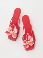 Skórzane klapki z dekoracyjnym kwiatem - czerwony. Czerwone klapki damskie Reserved, bez wzorów, ze skóry, bez obcasa, bez zapięcia. W wyprzedaży za 79.99 zł.