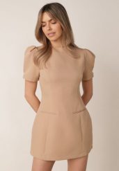 Beżowa Elegancka Sukienka o Kroju Bombki Ozdobiona Imitacją Kieszeni Ialane. Brązowe sukienki damskie Born2be, bez wzorów, biznesowe, bez ramiączek. Za 179.99 zł.