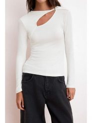 Trendyol Bluzka w kolorze kremowym rozmiar: M. Brązowe bluzki damskie Trendyol, m, bez wzorów, z wiskozy, bez kołnierzyka, bez ramiączek. Za 52.99 zł.