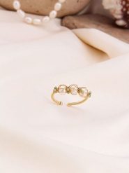 Pierres de Jade Pozłacany pierścionek z perłami i kryształami rozmiar: onesize. Białe pierścionki damskie Pierres de Jade, z kryształem, pozłacane. Za 26.99 zł.