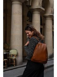 Victor & Hugo Paris Skórzany plecak "Sadie" w kolorze karmelowym - 25 x 45 x 5 cm rozmiar: onesize. Brązowe plecaki Victor & Hugo Paris, bez wzorów, z materiału. Za 396.24 zł.