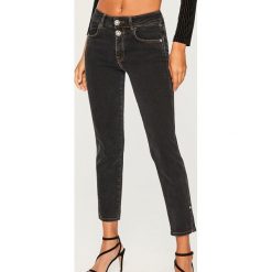 Czarne jeansy - Czarny. Czarne jeansy damskie Reserved. W wyprzedaży za 69.99 zł.